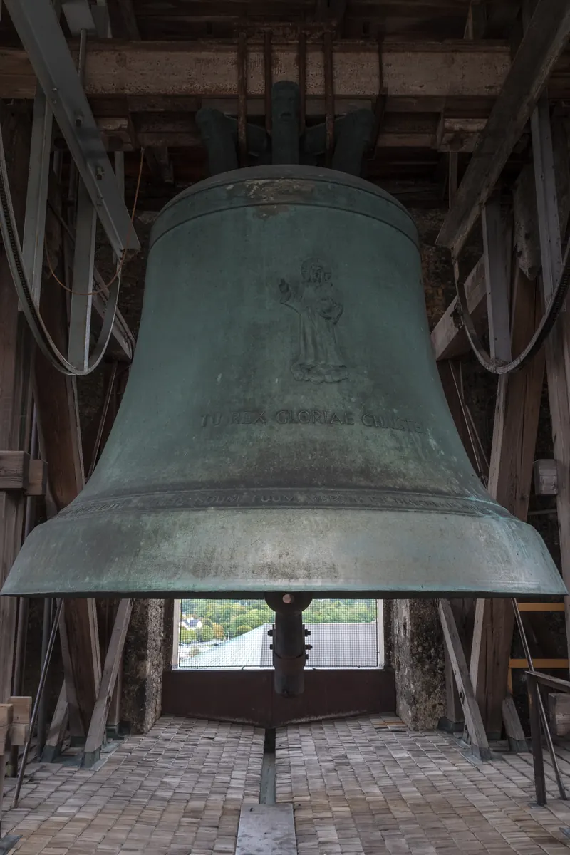 Die große Salvatorglocke, die in einem hölzernen Glockenstuhl in einem Turm des Salzburger Doms hängt